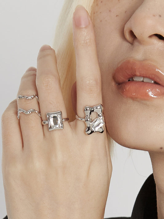 White Crystal Gem Design CopperMetal Ring for Women Silver Tone Fashion Jewelry Elegant Electroplated Accessory