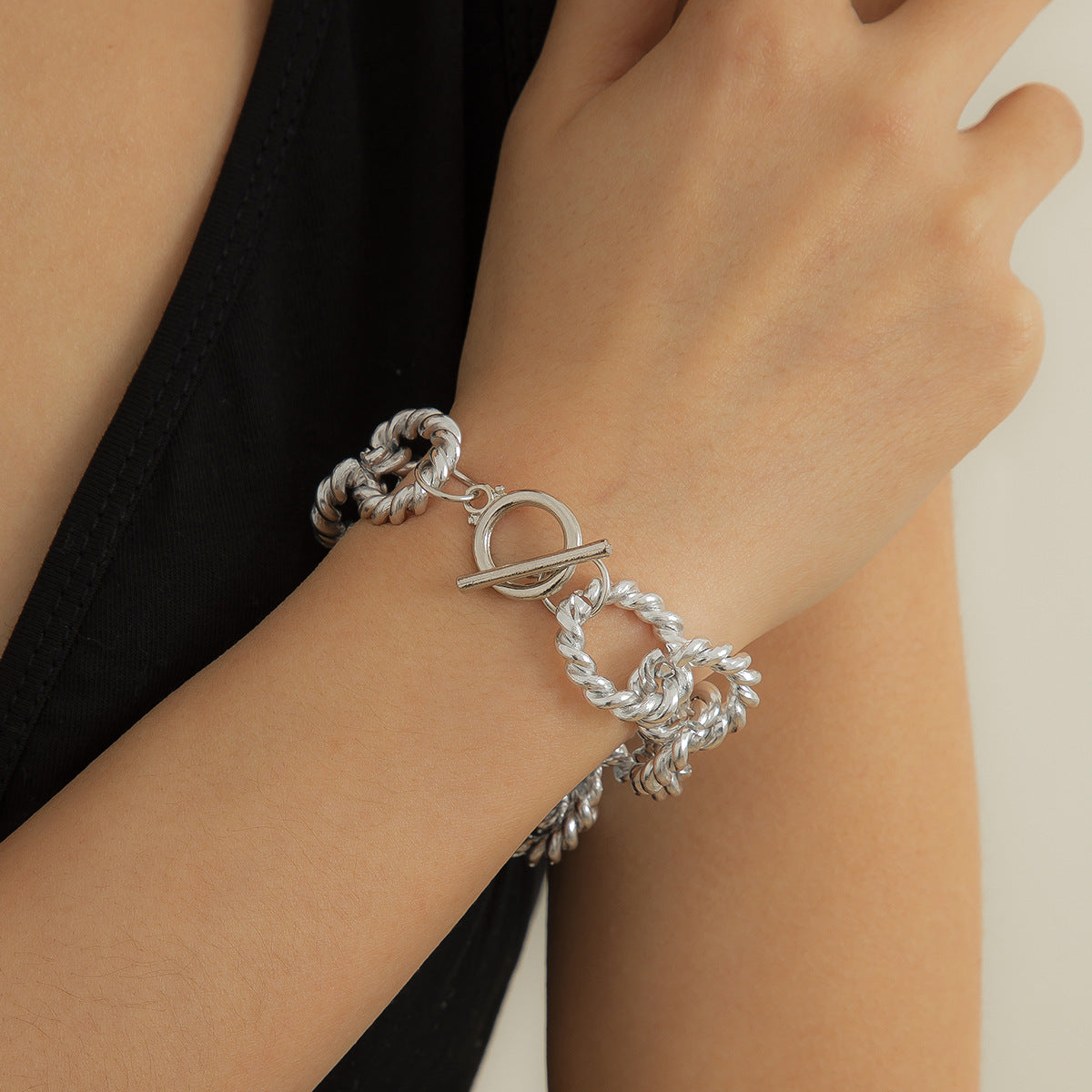 Geometric Design Womens Bracelet Hollow Thick Chain Electroplated Finish Alloy Aluminum Jewelry Fashion Accessory