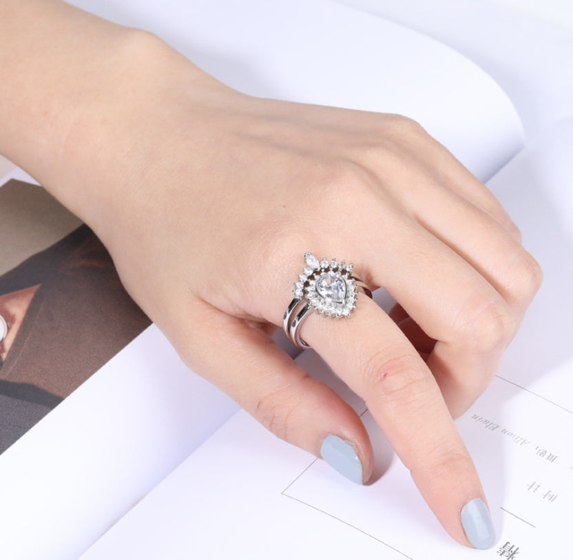 Pear Shape Simulated Diamond Ring With Crown Design European Style Engagement Jewelry Luxurious Gleaming Jewel