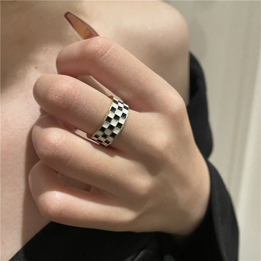 Checkerboard Geometric Ring Alloy Electroplated Black And White Lattice Vintage Stitched Ring For Women Classic Style