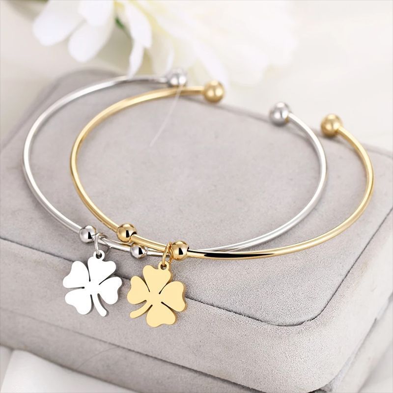 Womens Gold Leaf Clover Pendant Bracelet Alloy Electroplated Leaf Charm Jewelry For Her Elegant Everyday Accessory Gift