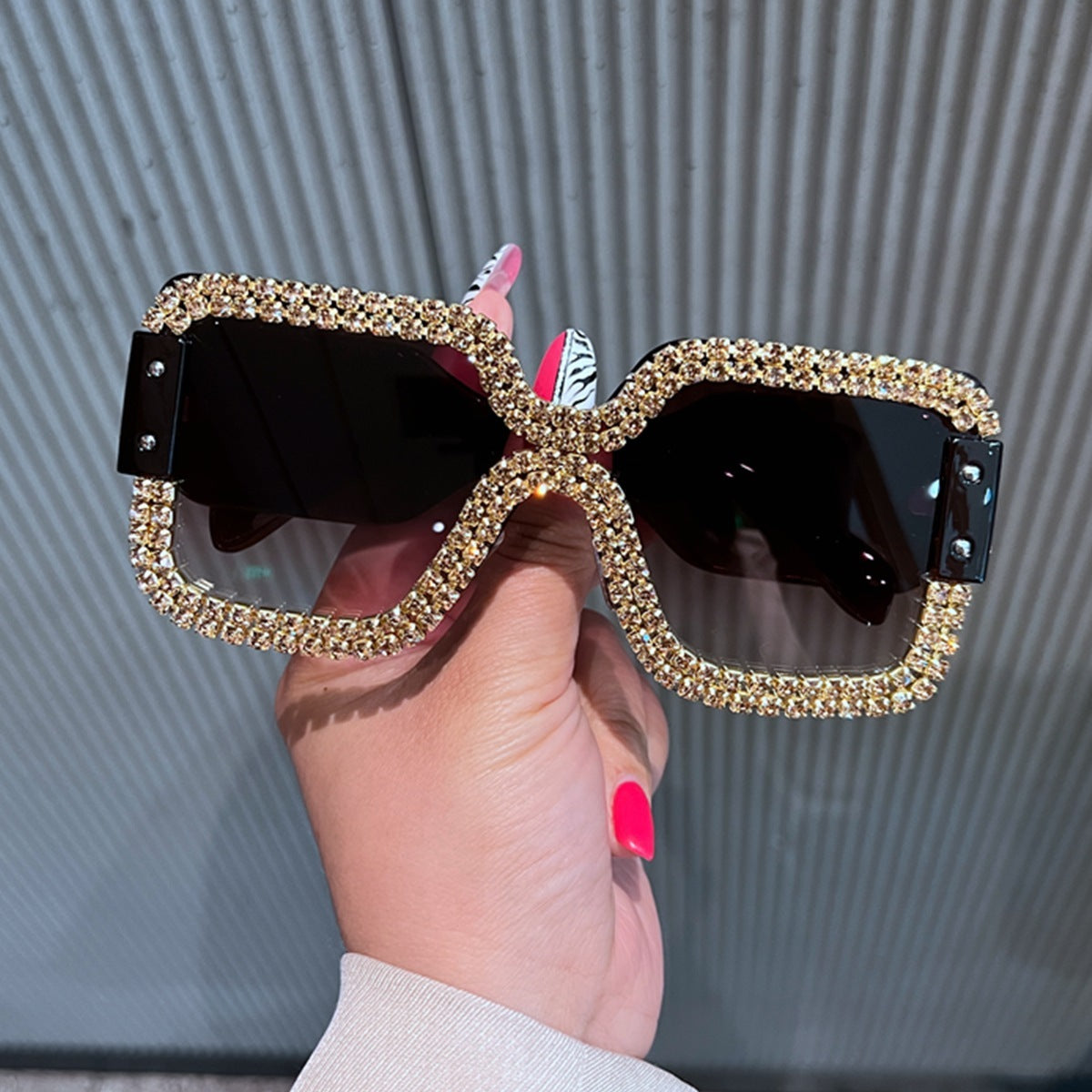 Womens Diamond Inlaid Sunglasses Full Frame Box Design Metal Frame PC Lens For Commuting All Day Comfort Soft