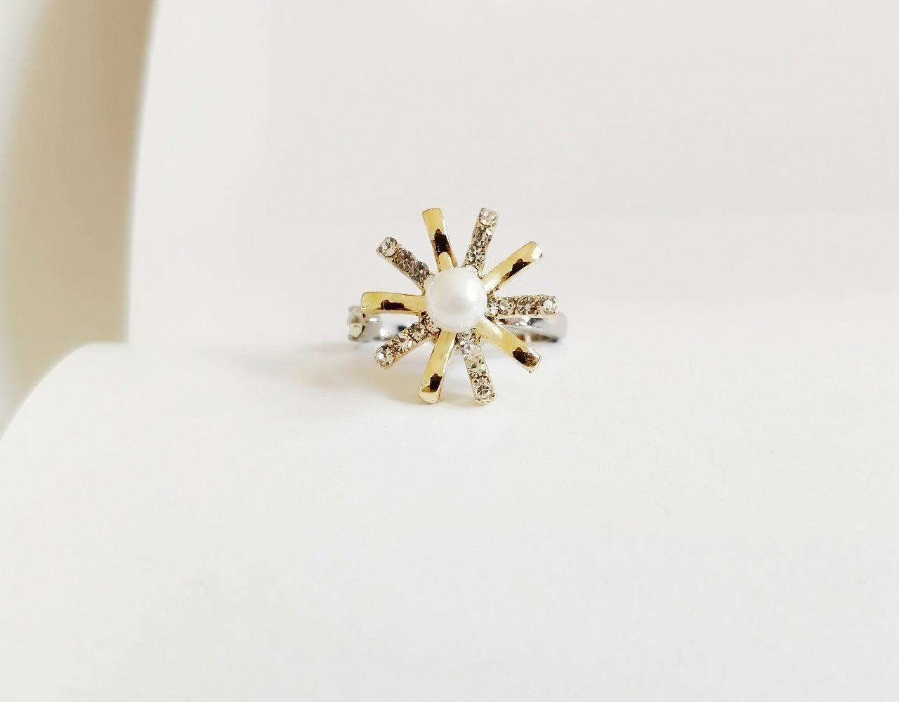 Womens Rotating Flower Ring Alloy Geometric Modern Design Elegant Accessory For Everyday And Special Occasions