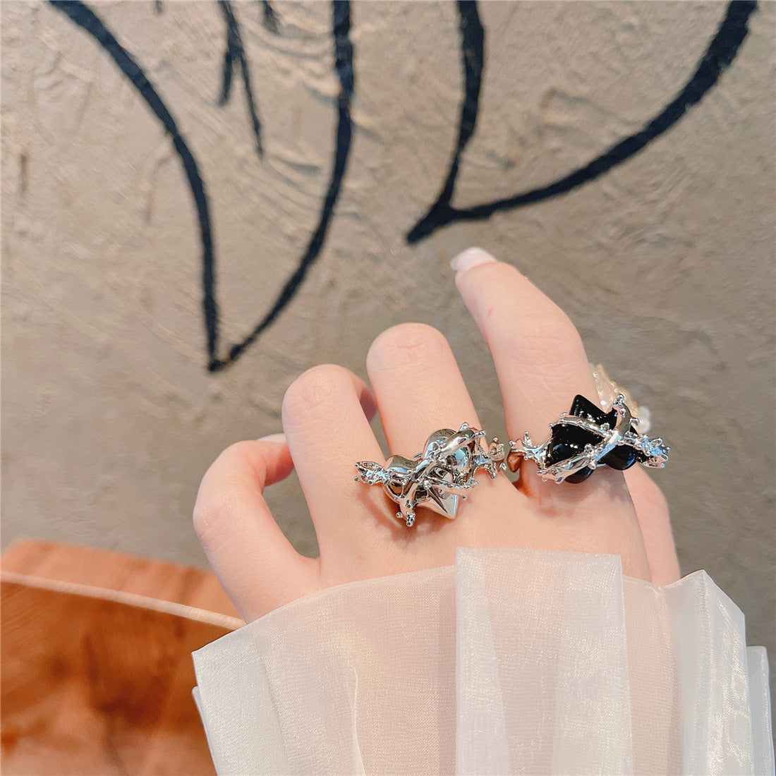 Luxury And Versatile Personality Black Hollow Love Ring