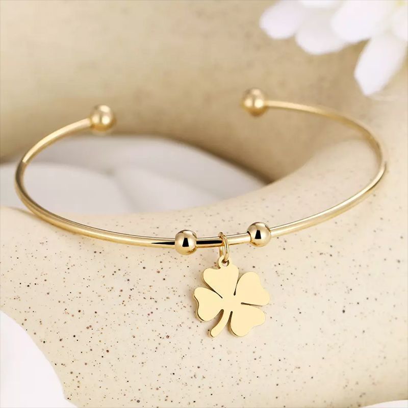 Womens Gold Leaf Clover Pendant Bracelet Alloy Electroplated Leaf Charm Jewelry For Her Elegant Everyday Accessory Gift