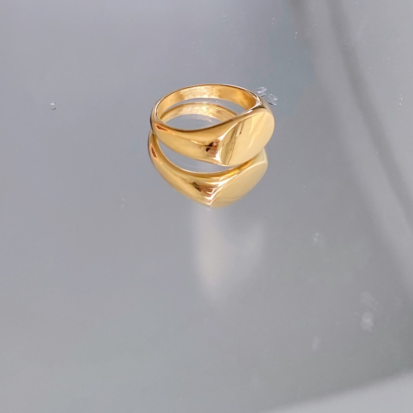 Womens Titanium Steel Ring with White Shell and Metal Tail Electroplated Geometric Finger Ring for Women Oval Round Love and Square Light Body Ring