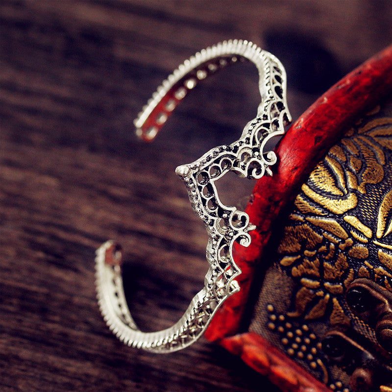 Unisex Vintage Bracelet Openwork Lace Electroplated Metal Heart Shaped Carved Design Anniversary Gifts For All