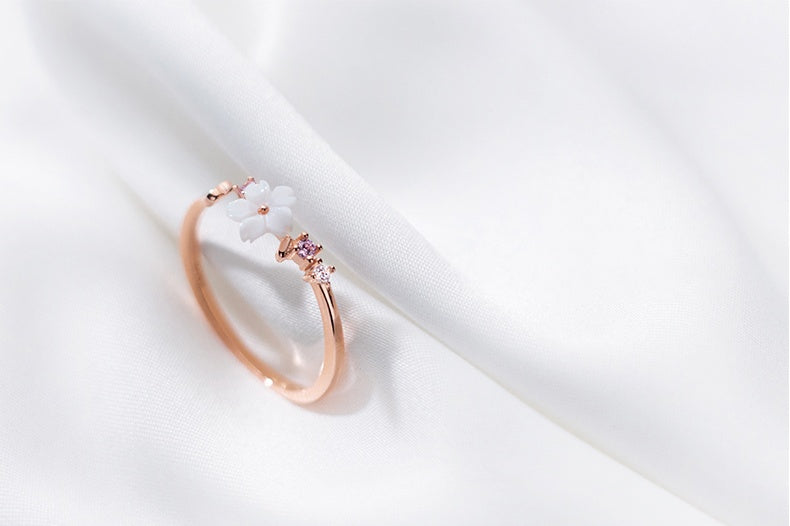 Women's Silver Ring with Sweet Synthetic Shell Flower for Weddings and Occasions Flower Ring Silver Band Women's Fashion Jewelry Gift