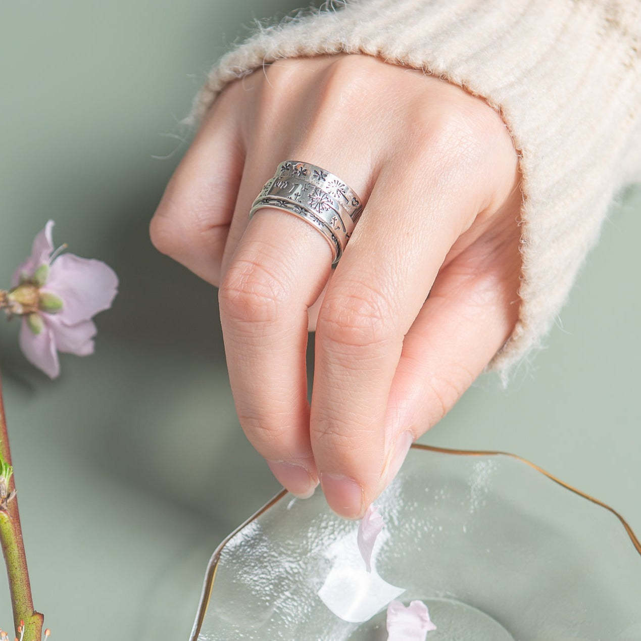 Womens Bohemian Flower Ring Alloy Metal Floral Geometric Dandelion Rotating Retro Jewelry Silver Finish Design