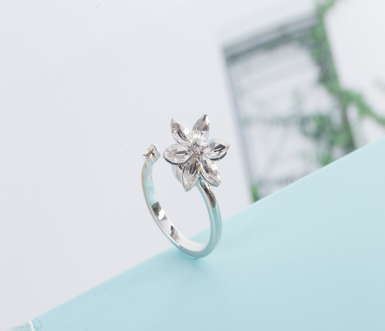 Womens Rotating Flower Ring Alloy Geometric Modern Design Elegant Accessory For Everyday And Special Occasions