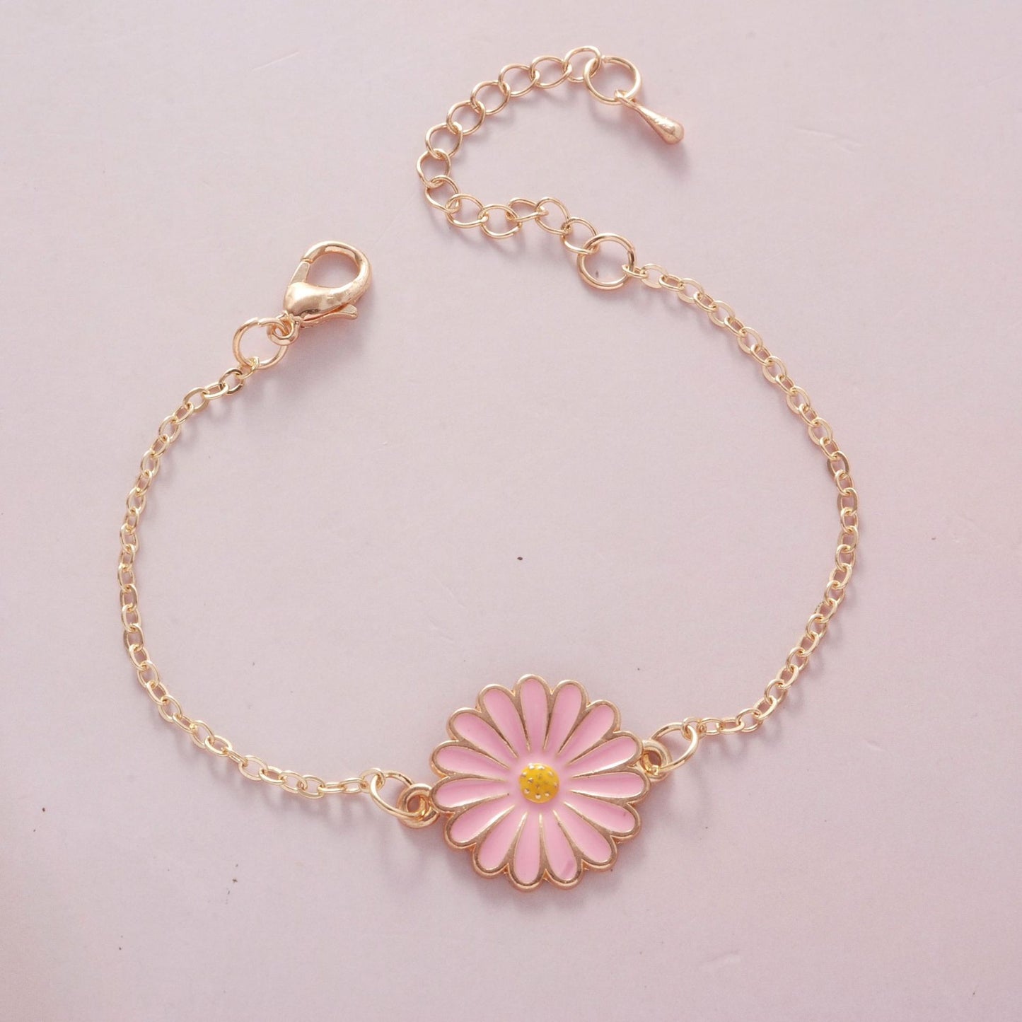 Womens Alloy Daisy Bracelet With Oil Drip Finish Fashion Jewelry Gift For Her White Red Pink Blue Daisy Styles