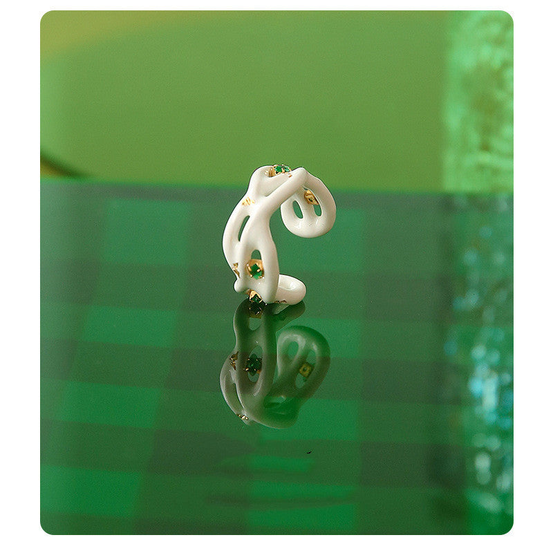 Womens Emerald Zircon Pure White Ring With Creative Design Alloy Band Size 7 Face Width About 11mm Luxury Feel