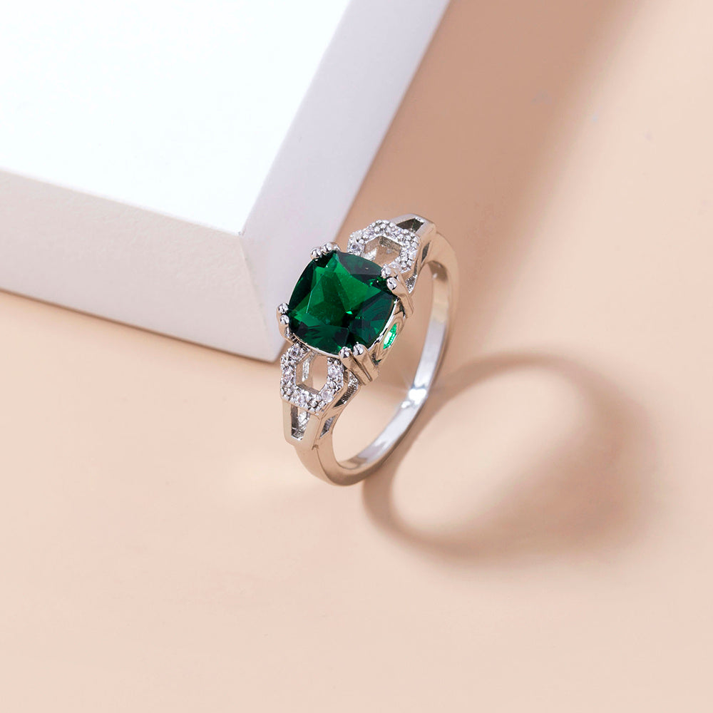 Womens Emerald Green Zircon Copper Ring Micro Inlaid Design Simple Fresh Fashion European American Jewel Style