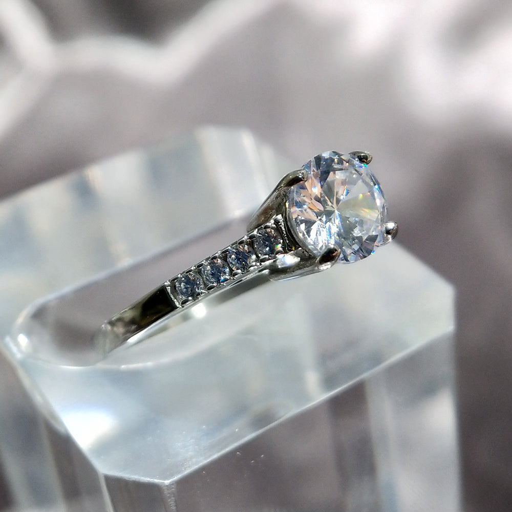 Ladies Titanium Steel Ring Inlaid Zircon Silver Plated Simple Stylish Band Women's Fashion Jewelry