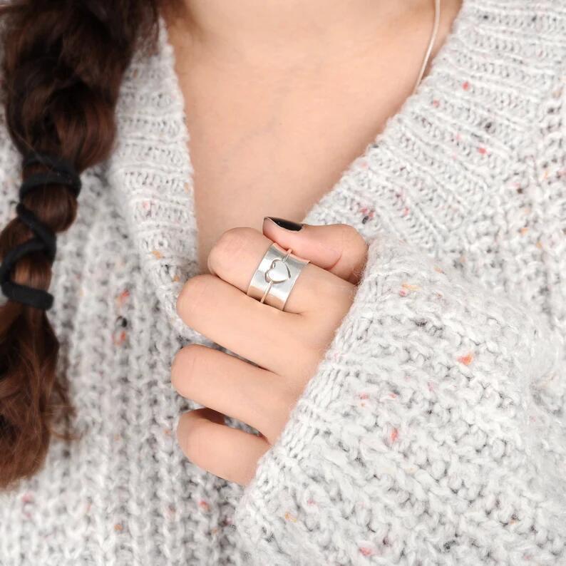 Womens Rotating Heart Ring Fashion Hollow Stitching Peach Heart Metal Ring European American Electroplated Gift