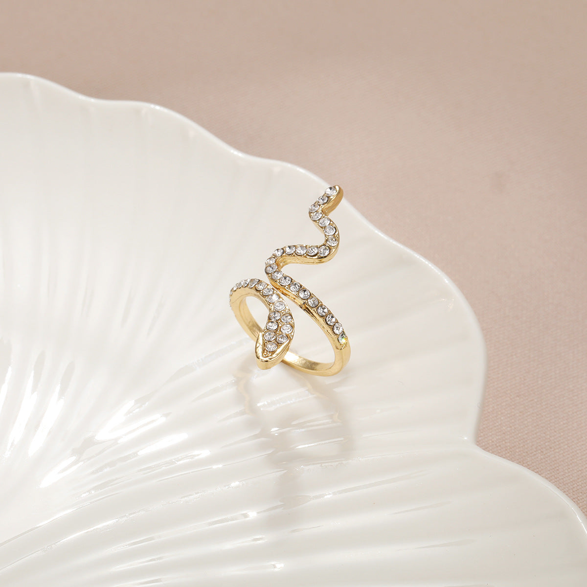 Womens Snake Ring With Rhinestones Diamonds Animal Zodiac Design Alloys Fashion Jewelry Statement Ring Parties