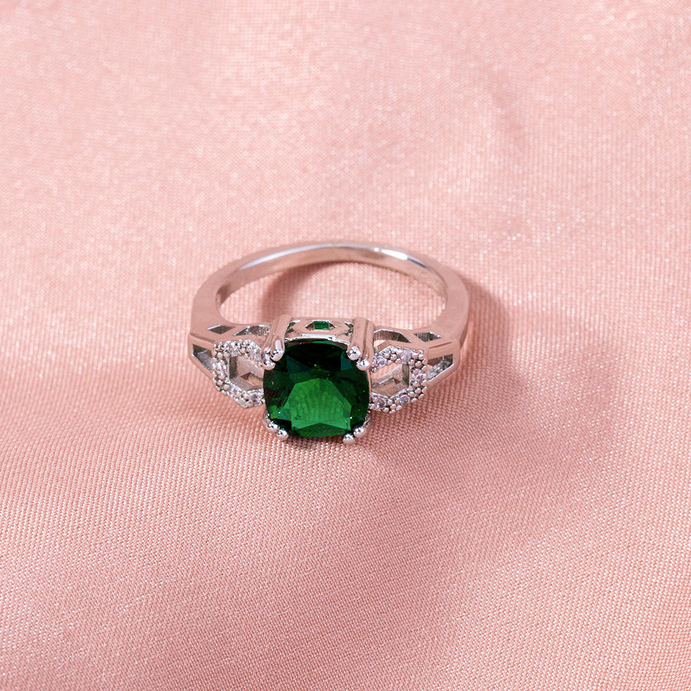 Womens Emerald Green Zircon Copper Ring Micro Inlaid Design Simple Fresh Fashion European American Jewel Style