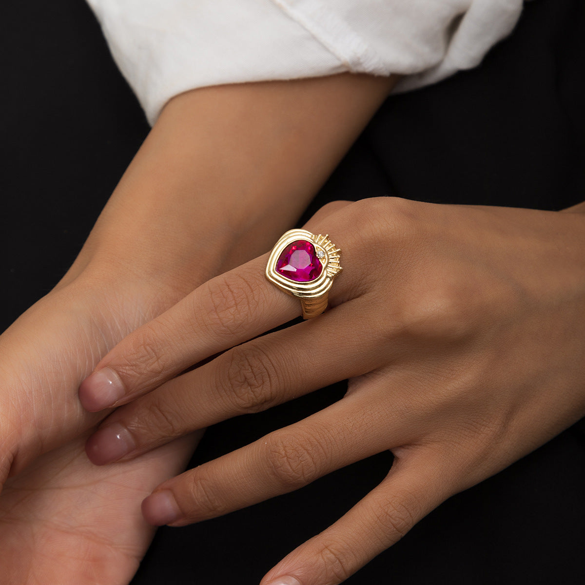 Gold Alloy Glass Heart Ring For Women Retro Style Peach Heart Design Simple Index Finger Ring Gold Tone Finish