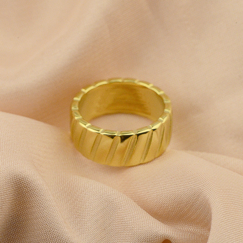 Popular Titanium Steel Electroplated 18k Gold Pattern Ring Must Have Fashion Women Beautiful Appearance Circle Plain