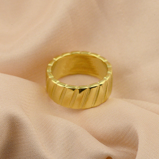 Popular Titanium Steel Electroplated 18k Gold Pattern Ring Must Have Fashion Women Beautiful Appearance Circle Plain