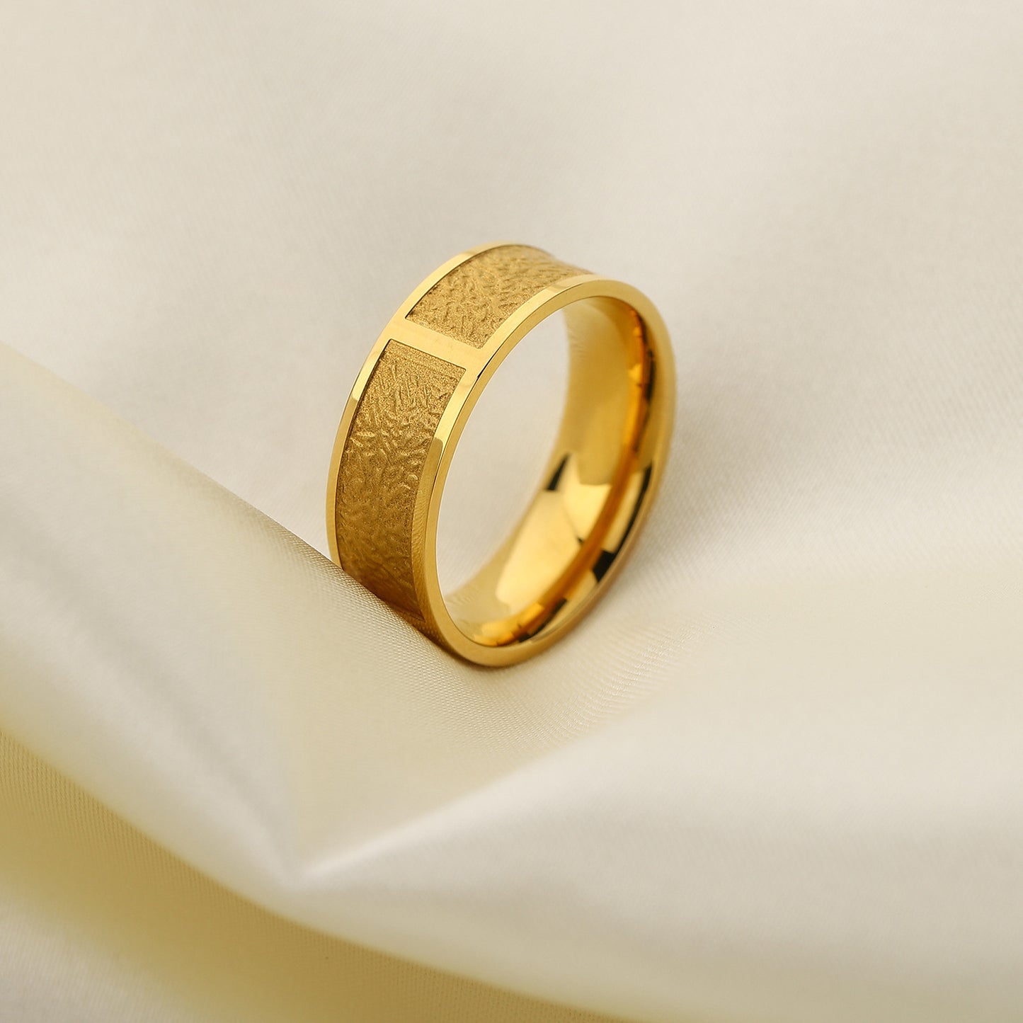 Unisex 18K Gold Plated Ring Band Durable 316L Stainless Steel Elegant Gift For Him Or Her Daily Wearable Style