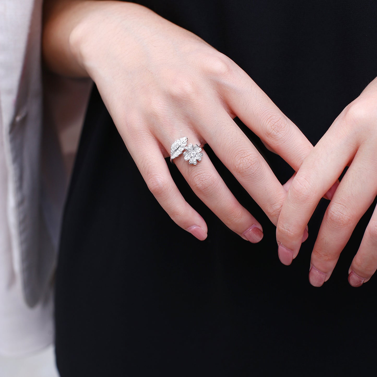 Women's Flower Diamond Ring Sparkling Crystal Inlaid Brass Plated Adjustable Band For Wedding Gift Elegant Gem