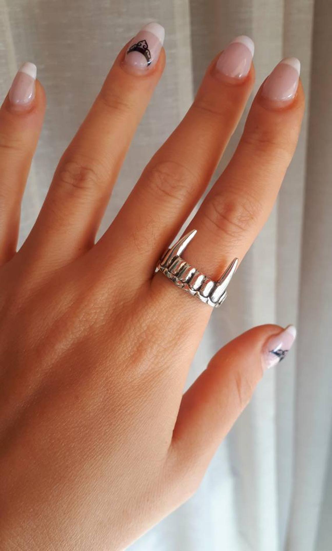 Vampire Teeth Ring Adjustable Alloy Statement Ring For Women And Men Silver Finish European EU Fashion Jewelry