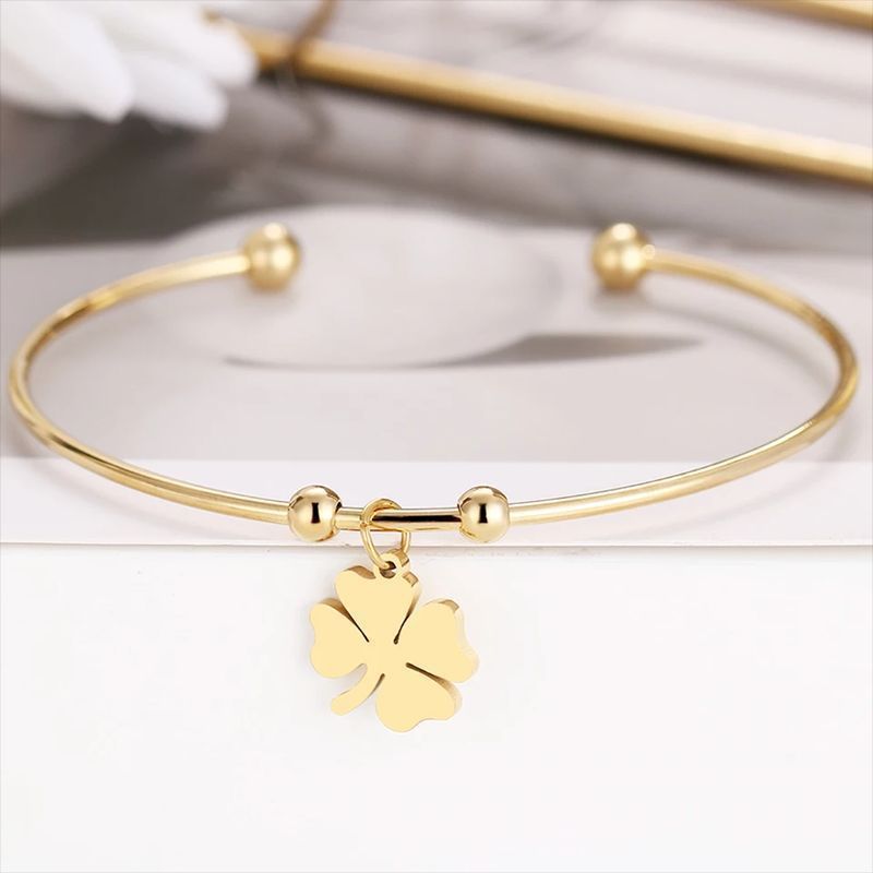 Womens Gold Leaf Clover Pendant Bracelet Alloy Electroplated Leaf Charm Jewelry For Her Elegant Everyday Accessory Gift