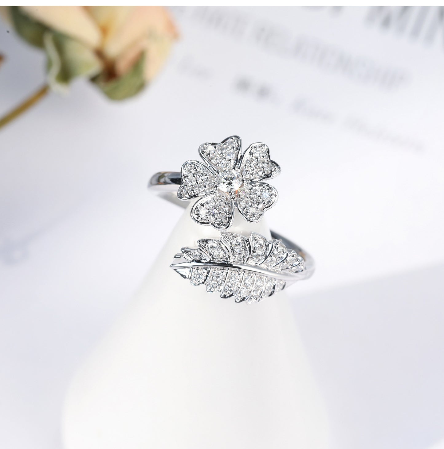 Women's Flower Diamond Ring Sparkling Crystal Inlaid Brass Plated Adjustable Band For Wedding Gift Elegant Gem