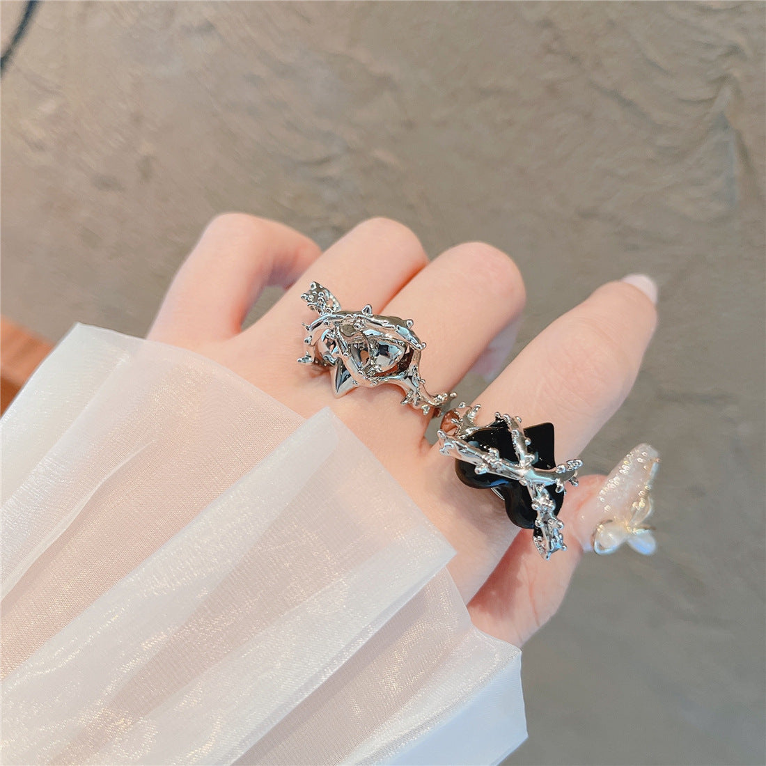 Luxury And Versatile Personality Black Hollow Love Ring
