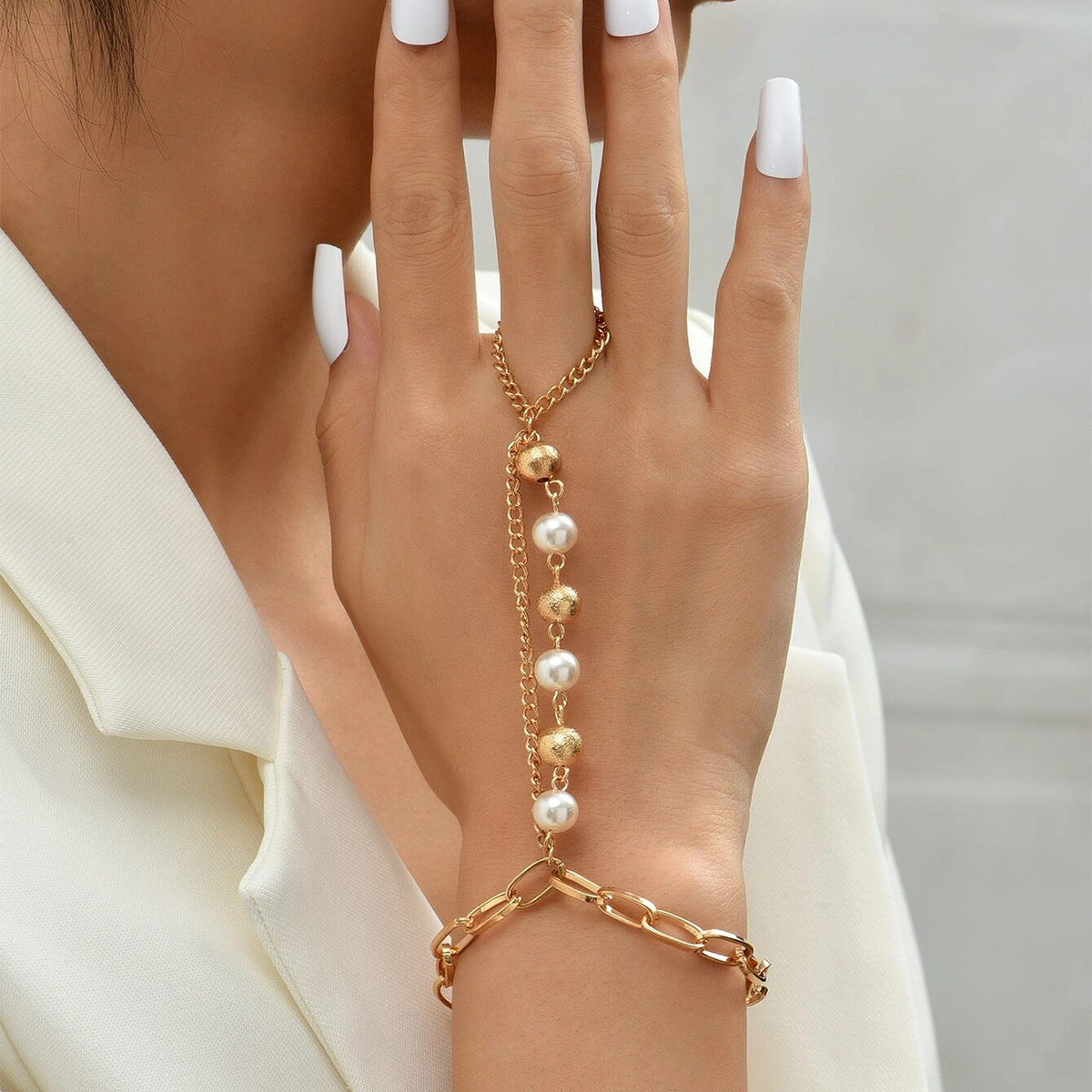 Womens Pearl Chain Link Bracelet Elegant Gold Alloy Geometric Fashion Jewelry for Women and Girls Pearl Europe