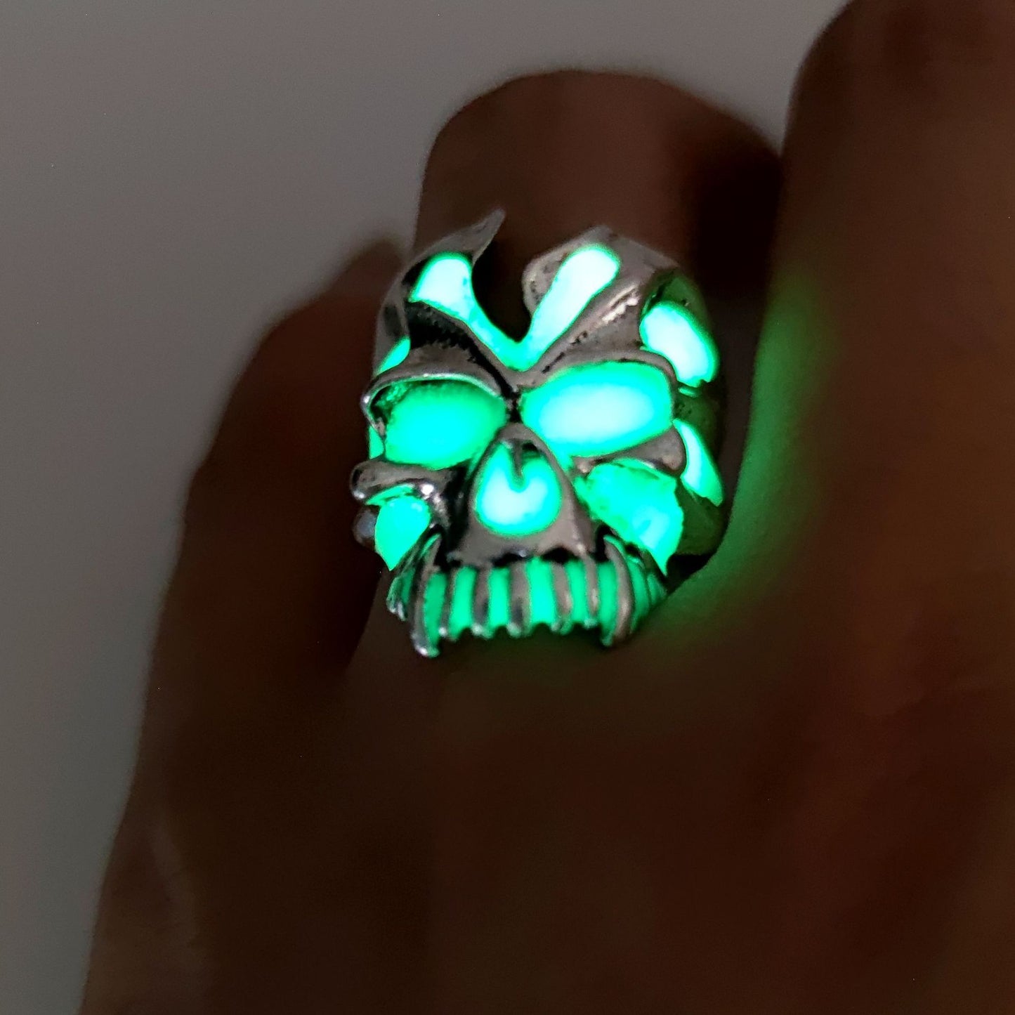 Mens Vintage Ghost Head Rings Toothy Luminous Adjustable Alloy Geometric Rings Fluorescent Inlay Glowing Skull Ring