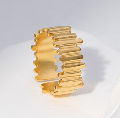 Stainless Steel Leaf Ring Electroplated Delicate Design Jewelry For Women Elegant Anniversary Band Subtle Glow