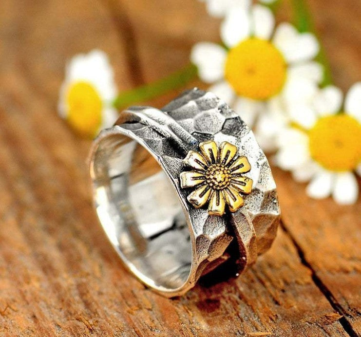 Womens Rotating Daisy Ring Silver Alloy Floral Design Electroplated Finish Adjustable Sizes 7 8 9 10 11 Fashion