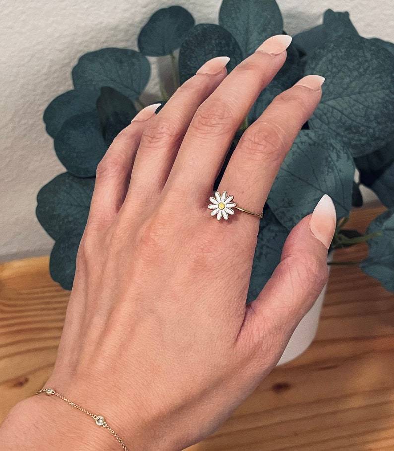 Gold Plated Copper Ring Featuring A Small Daisy Design Rotating Mechanism And Adjustable Opening For Versatile Jewelry