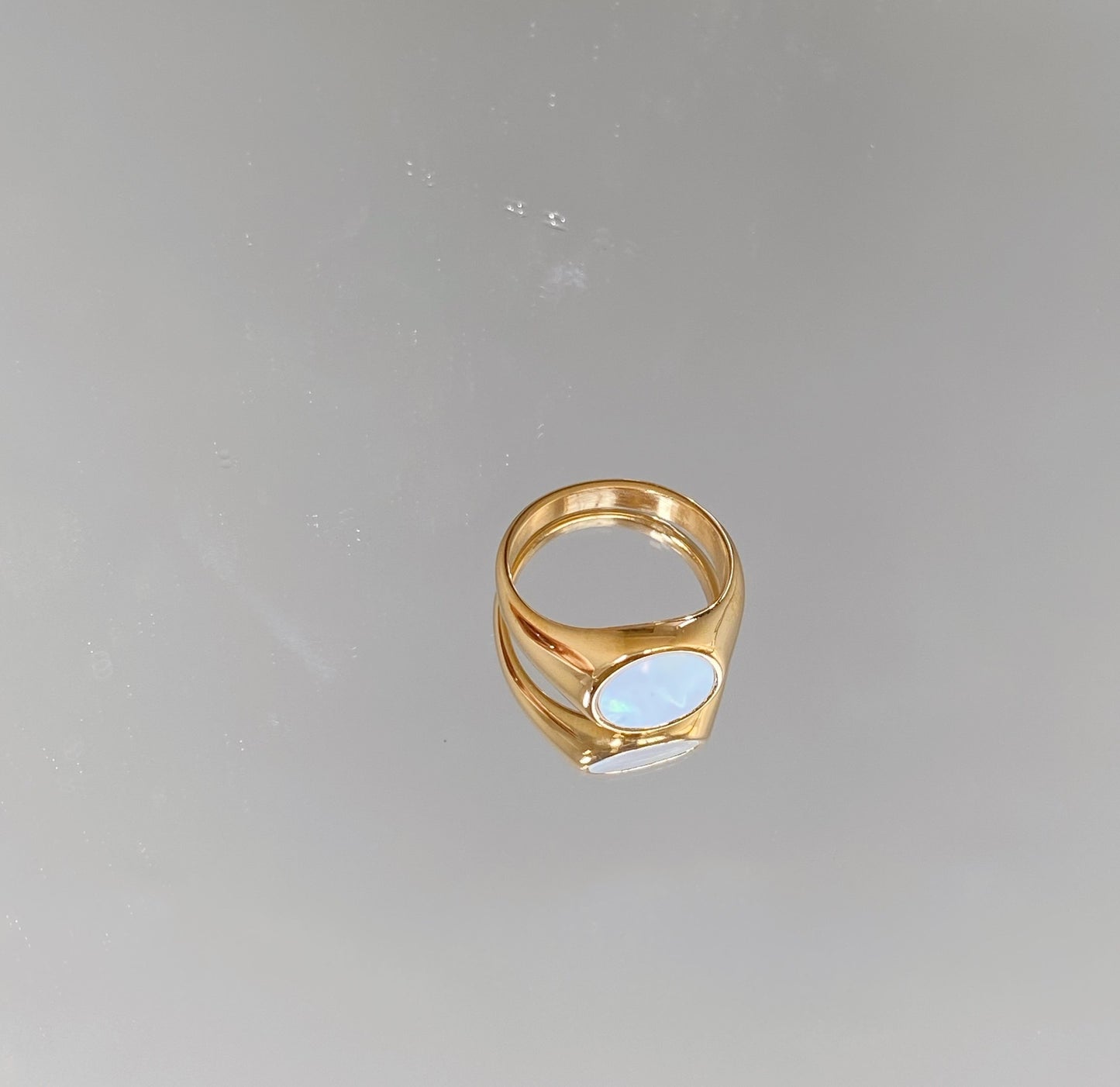 Womens Titanium Steel Ring with White Shell and Metal Tail Electroplated Geometric Finger Ring for Women Oval Round Love and Square Light Body Ring